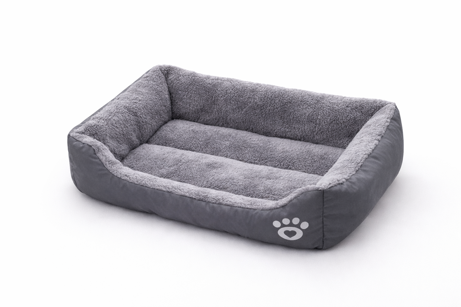 Panier pour chien et chat gris, vide, photographié en studio sur fond blanc, avec rebords rembourrés et intérieur en tissu doux