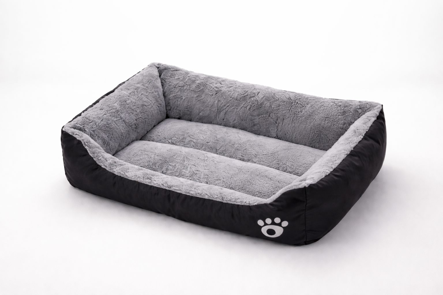 Panier confortable pour chien ou chat, noir et gris, intérieur moelleux, photo studio fond blanc
