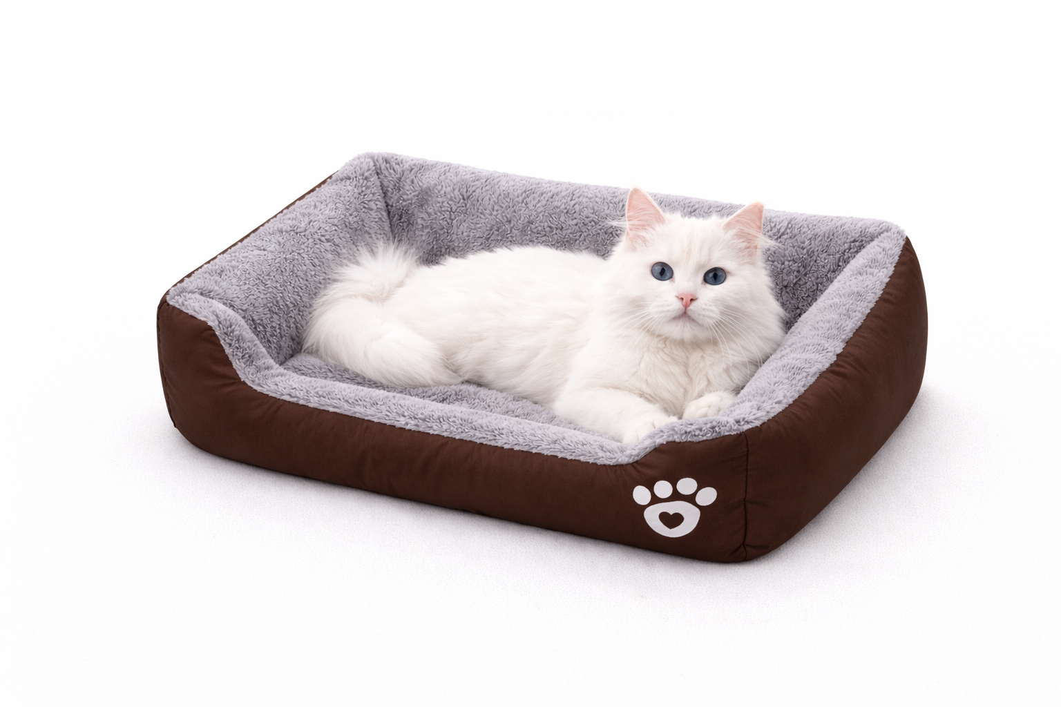 Chat blanc aux yeux bleus allongé dans un panier rectangulaire marron et gris, lit confortable et moelleux pour chien et chat
