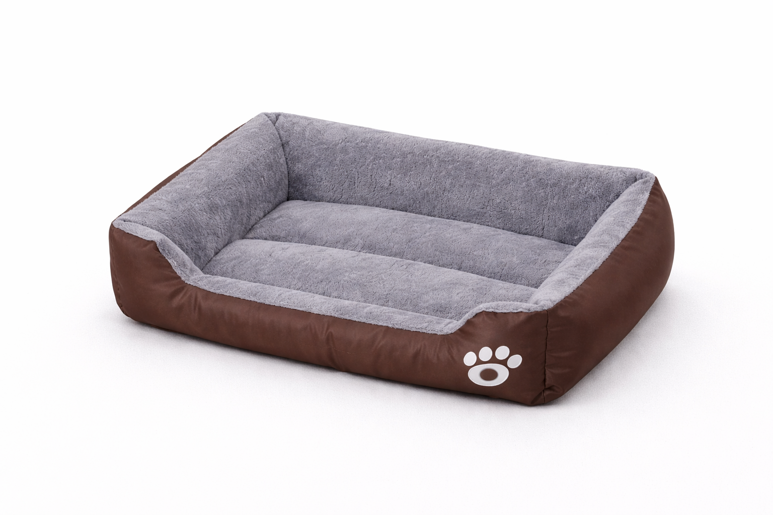 Panier pour chien rectangulaire marron et gris, vide, photographié en studio sur fond blanc