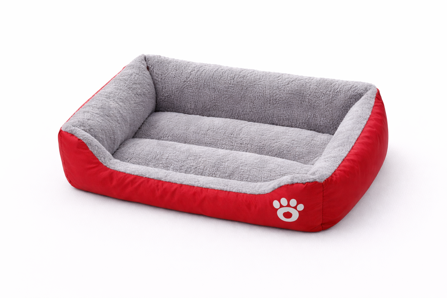 Panier pour chien rectangulaire rouge et gris, vide, photographié en studio sur fond blanc